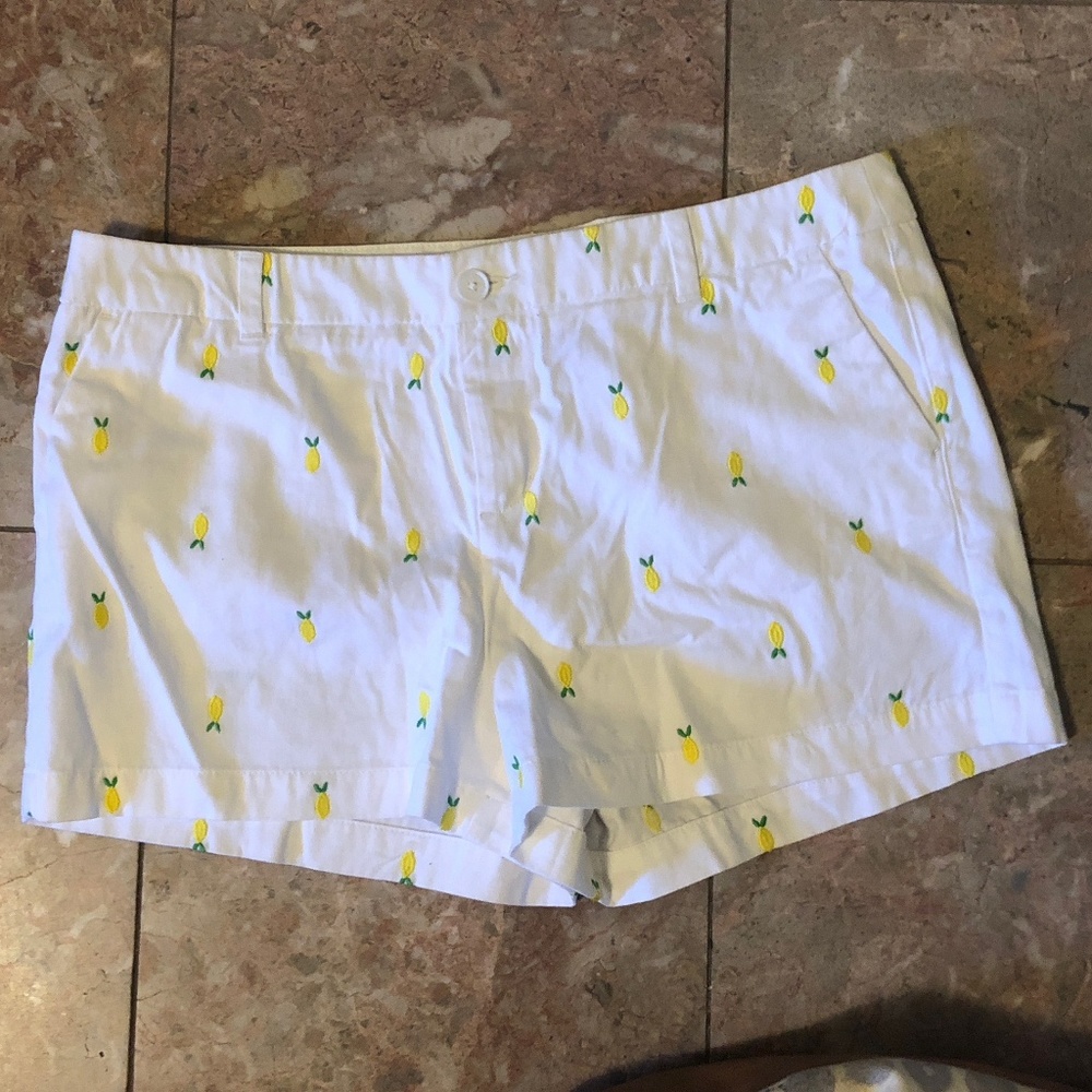 White short shorts with lemon embroidery